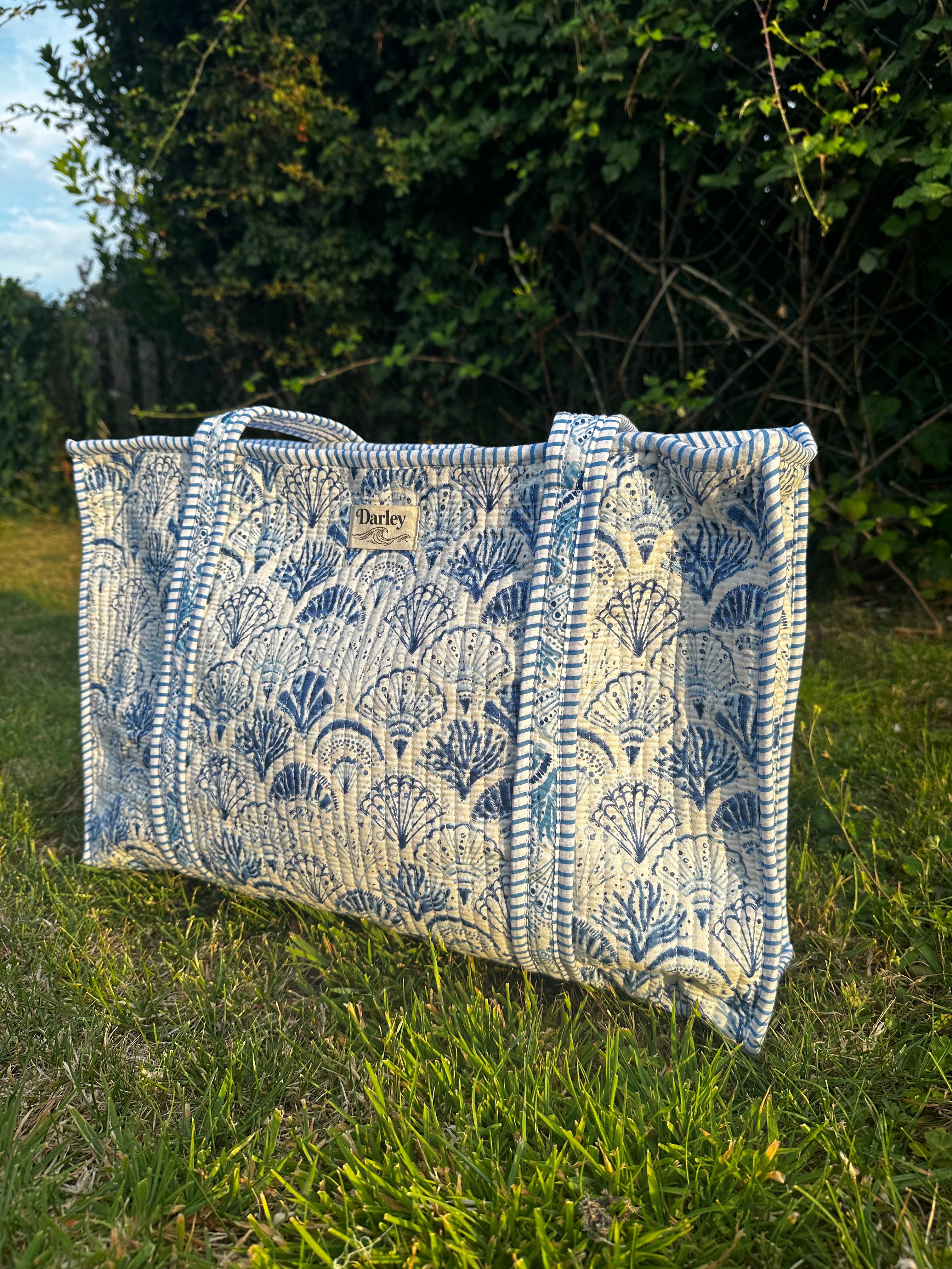 Large Blue Seashell Zipped Tote Bag