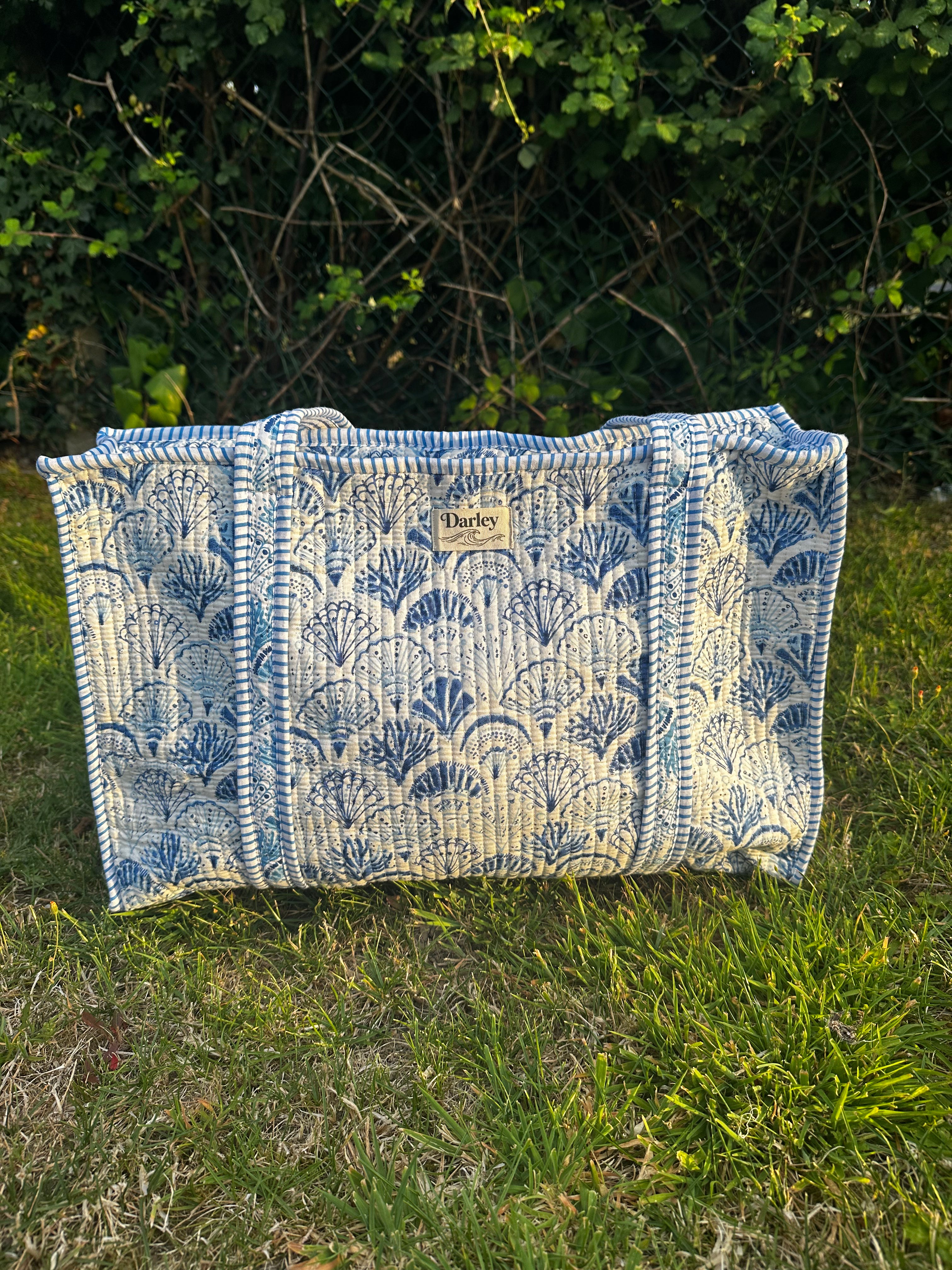 Large Blue Seashell Zipped Tote Bag