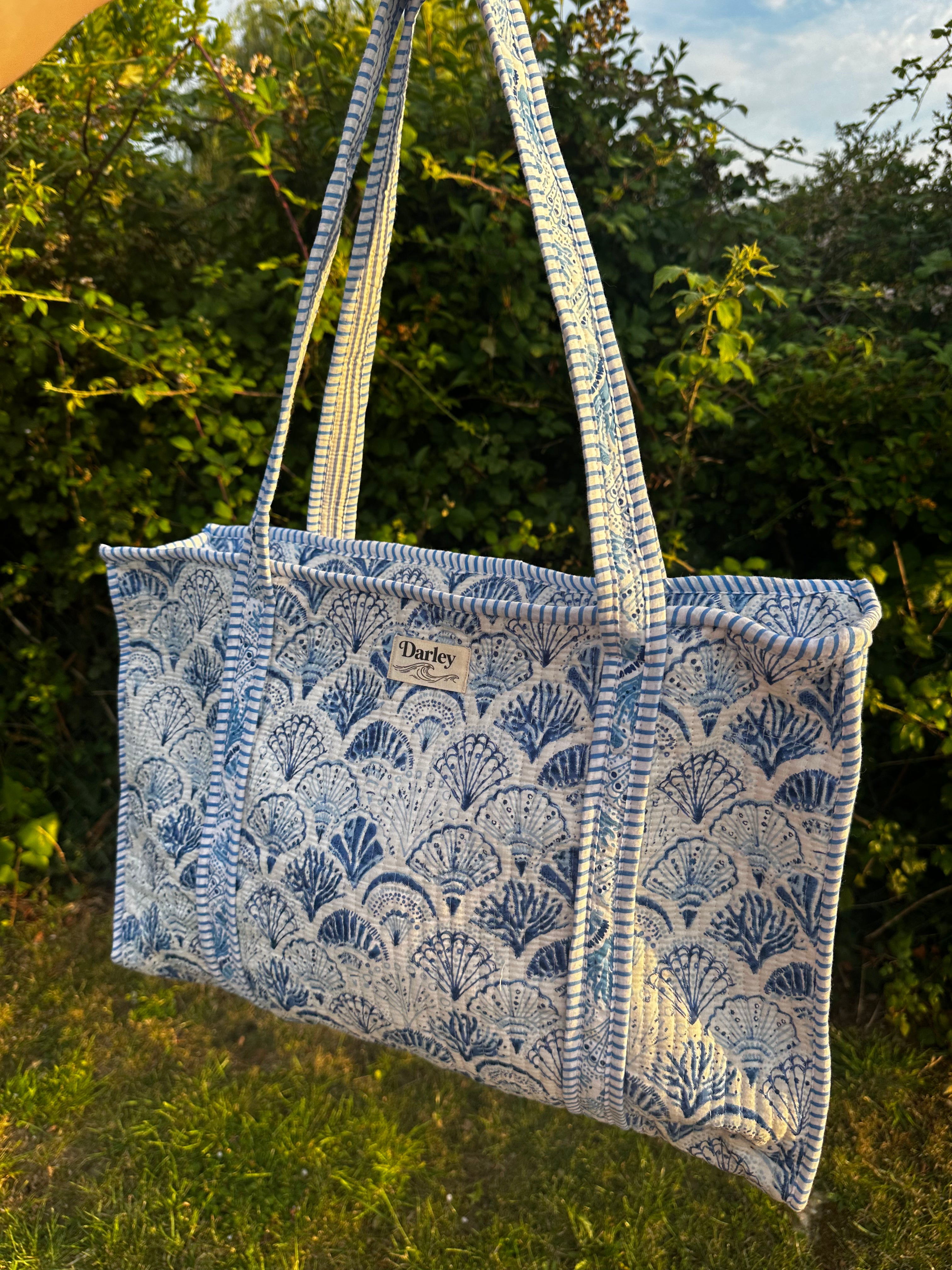 Large Blue Seashell Zipped Tote Bag