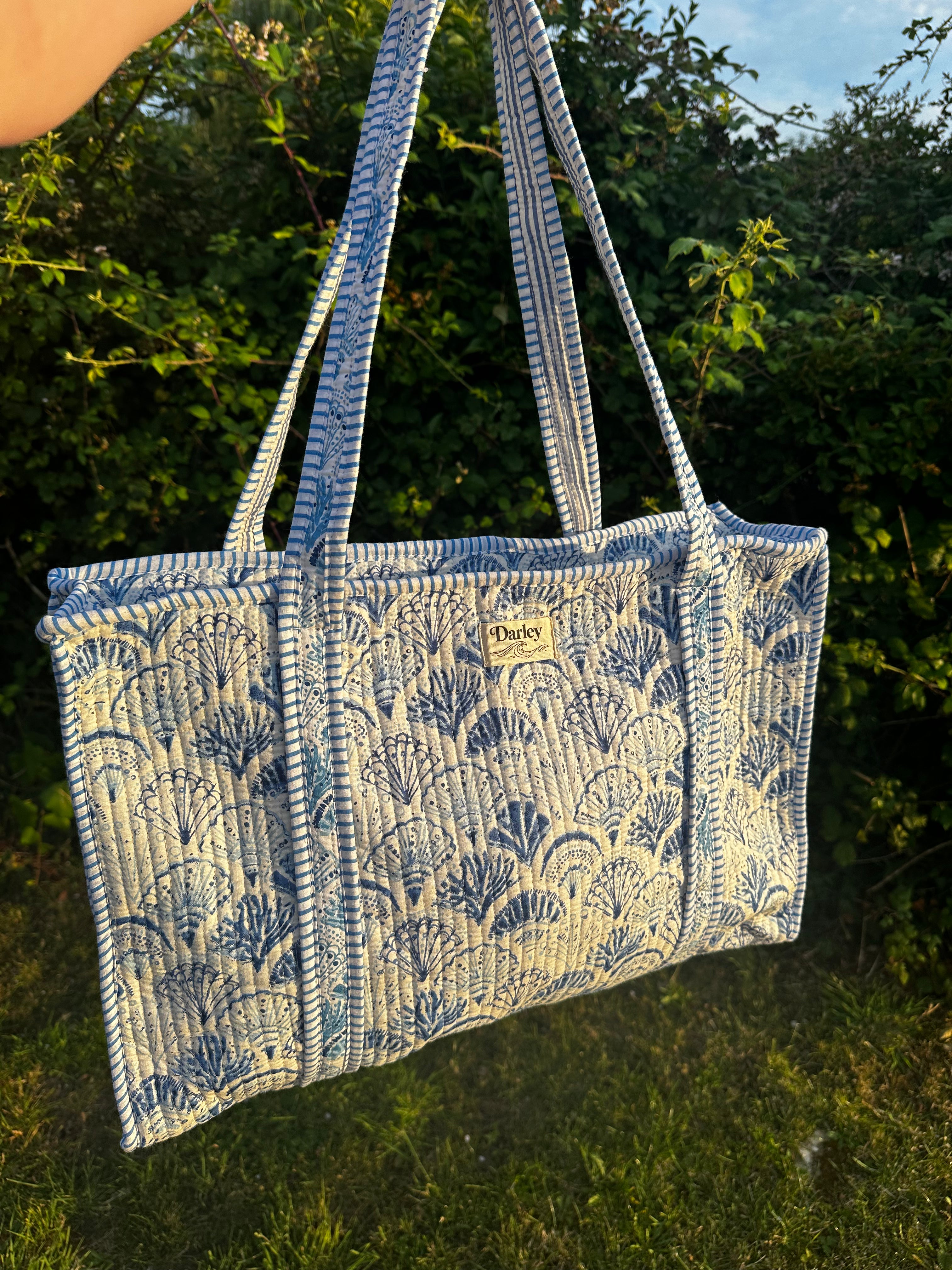 Large Blue Seashell Zipped Tote Bag