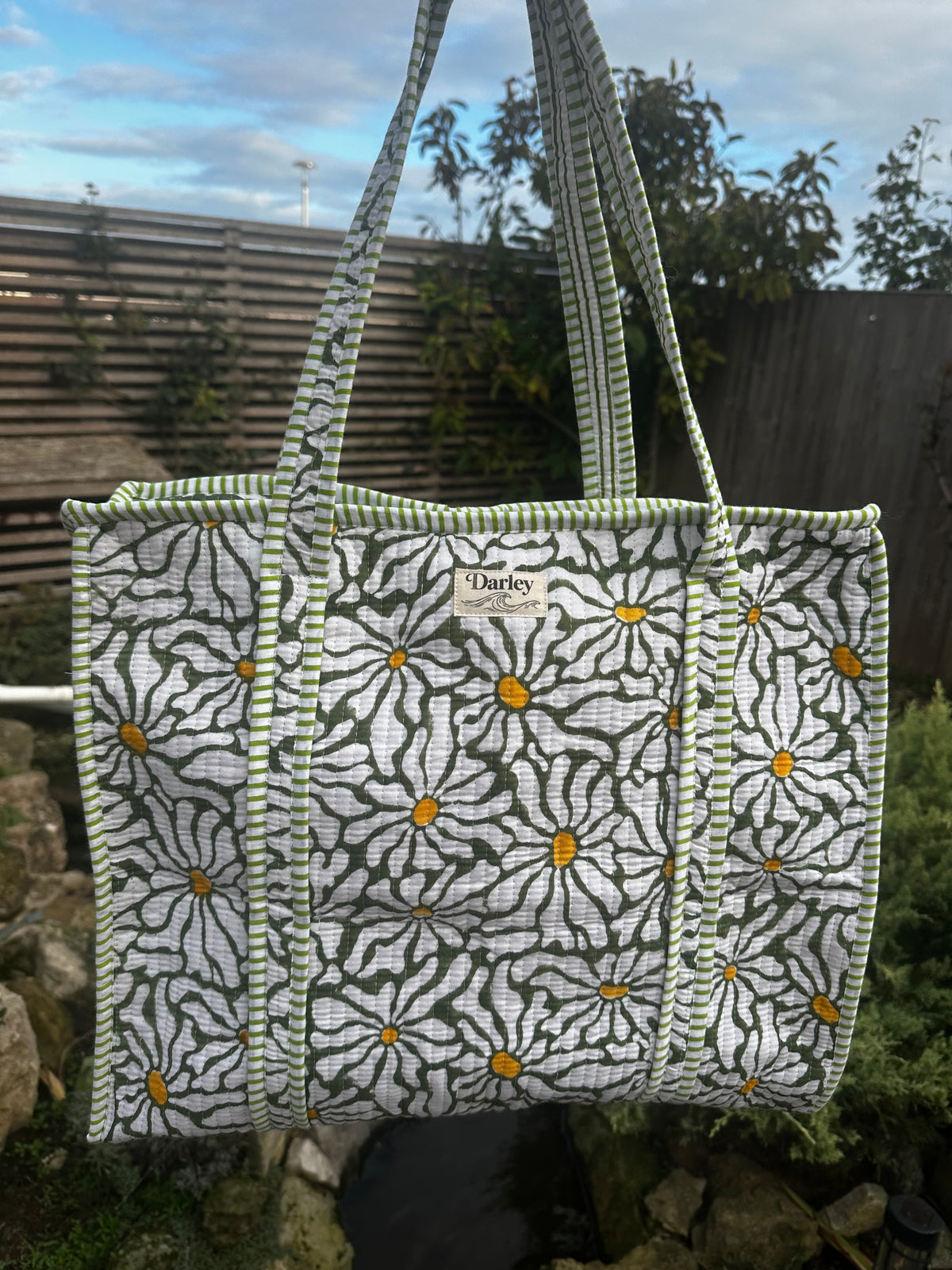 Large Green with White Daisies Zipped Tote Bag